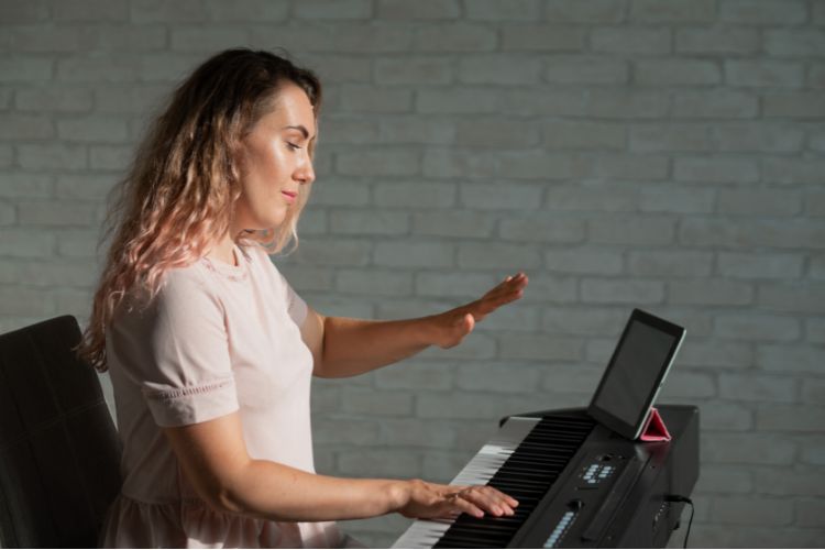 Female singer in an online course